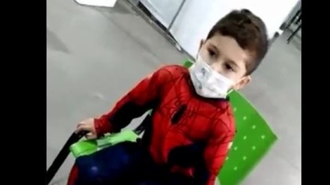 Un niño fue a vacunarse disfrazado de Spiderman y lo llamaron como "Peter Parker"
