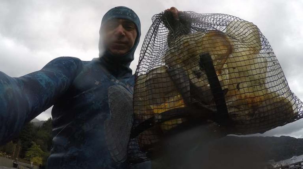 Un médico bucea hace 15 años para recoger la basura del lago Nahuel Huapi