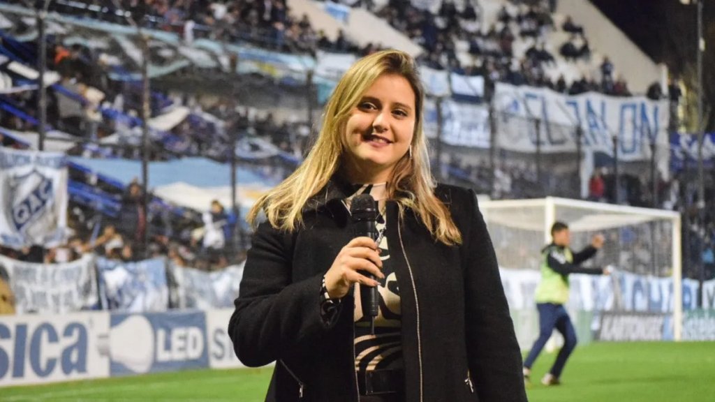 Una locutora nacional recibió insultos de los hinchas en el estadio de Quilmes