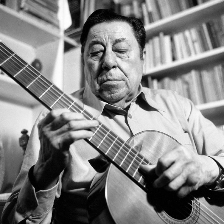 Un emotivo repaso por la vida de Atahualpa Yupanqui