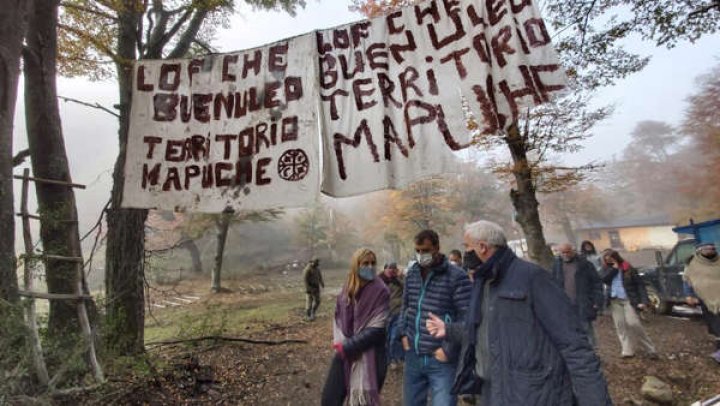 El mundo del revés: un grupo de autodenominados mapuches usurpó tierras y además denunció a los dueños