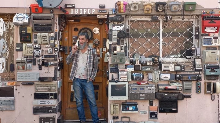 Nostalgia pura: colecciona objetos retro y los exhibe en la fachada de su casa