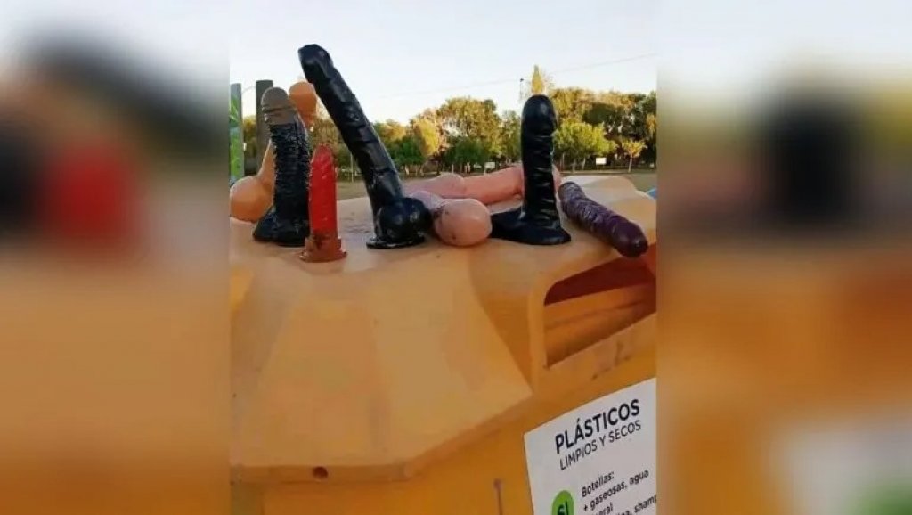 Encontraron juguetes sexuales en una plaza de Cipolleti y se revolucionaron las redes sociales