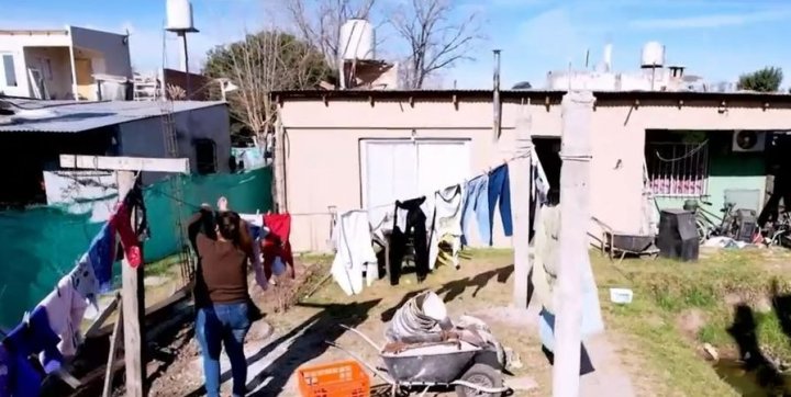 Lava la ropa de sus vecinos para llegar a fin de mes y mantener a sus hijos 
