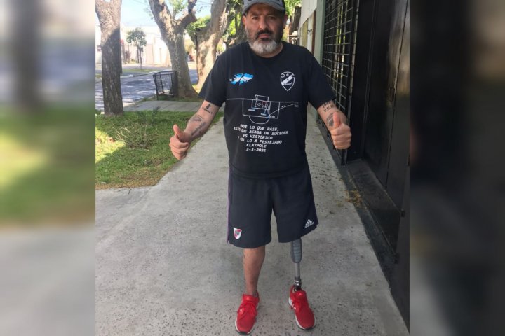 Le amputaron una pierna y se propuso llegar a Qatar. Vendió rifas y camisetas y quedó varado en Lomas de Zamora, pero llegó al partido vs México