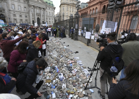 Se realizó la Marcha de las Piedras en homenaje a los fallecidos por coronavirus