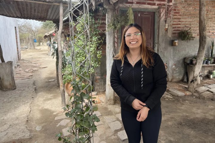 Viaja 5 kilómetros a una escuela rural y sueña con ir a la ciudad para convertirse en psicóloga