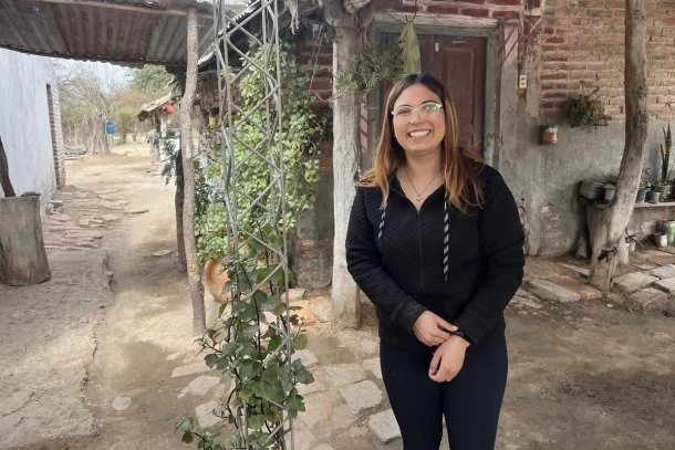 Viaja 5 kilómetros a una escuela rural y sueña con ir a la ciudad para convertirse en psicóloga
