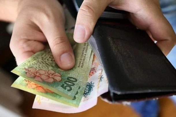 El salario mínimo en caída libre: sólo alcanza para comprar 87 kilos de pan