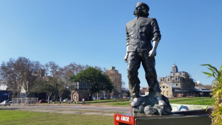 Un grupo de jóvenes de Rosario junta firmas para sacarle la ciudadanía ilustre al &#039;Che&#039; Guevara: &quot;No creemos que nos represente para nada&quot;