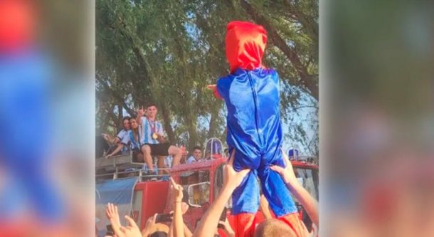 El nene fanático de Julián Álvarez que viajó a Calchín para conocerlo y su historia se hizo viral. "Fausto se acordó que le habían escondido el disfraz del hombre araña y pidió usarlo para ir"