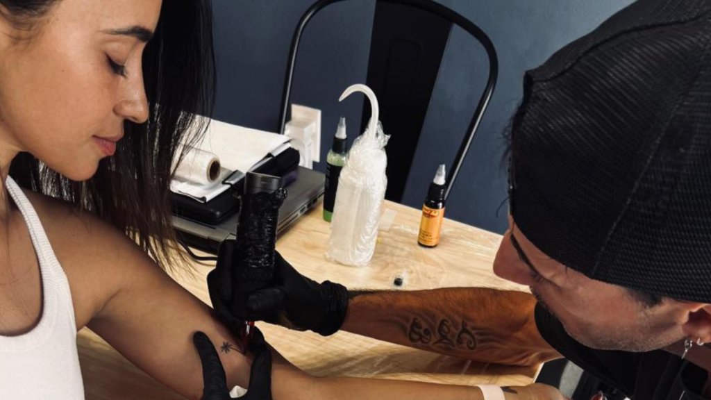 Marcos De Fiore: En pandemia regalaba tatuajes a familiares de víctimas del COVID y ahora tatúa a celebridades
