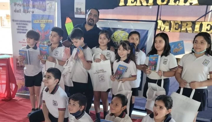 El docente que ayudó a Bautista, un alumno de 9 años, a publicar su primer libro