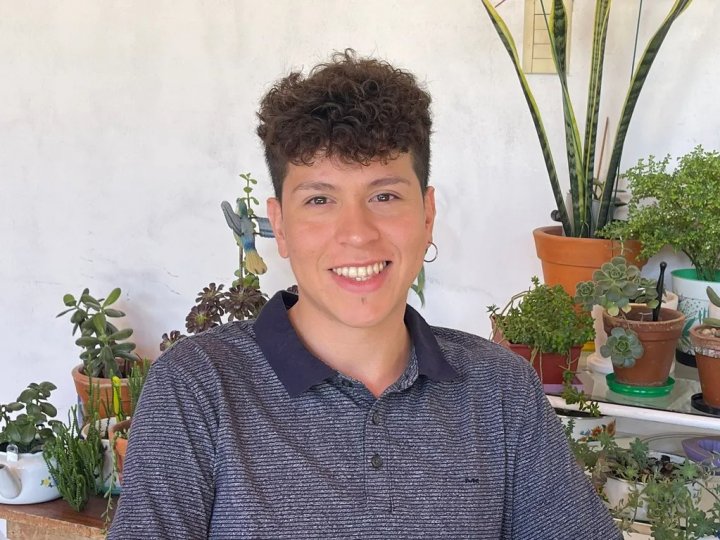 Fue campeón de bachata y los vecinos le rompieron la pierna de un palazo por ser gay. Un año después volvió a bailar