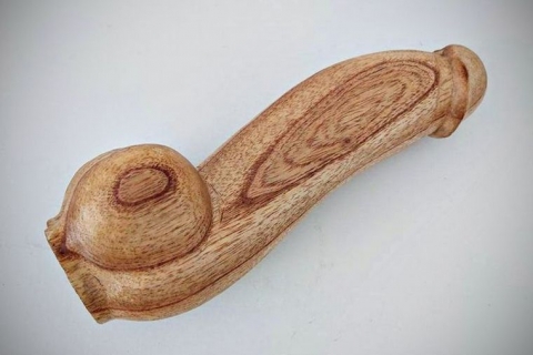El mejor oferente de los penes de madera que iba a comprar el Gobierno decidió bajarse en la licitación porque "no era un buen negocio"