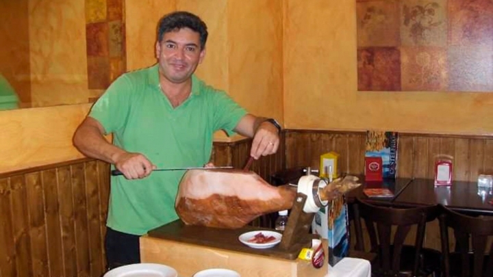 La inspiradora historia de Juan Carlos: vendía churros, tuvo restaurantes, lo secuestraron y ahora es chef de un hotel 5 estrellas de España