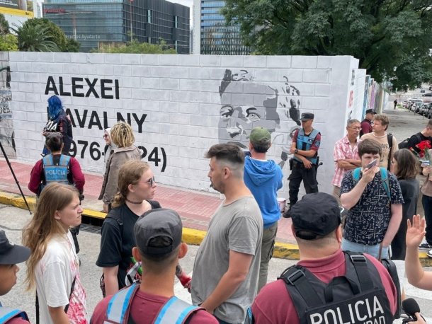 Ekaterina Bazanova, activista rusa: "Creemos que la embajada sabía que pintaríamos el mural de Navalny porque la policía llegó antes"