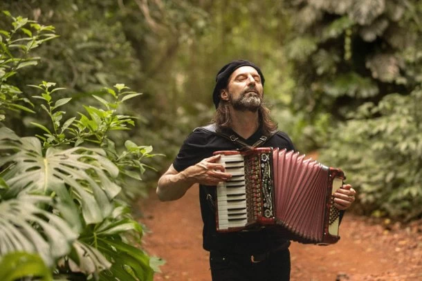 Chango Spasiuk: "Mi música tiene algo introspectivo para que la gente viaje con su corazón y no con su cuerpo"