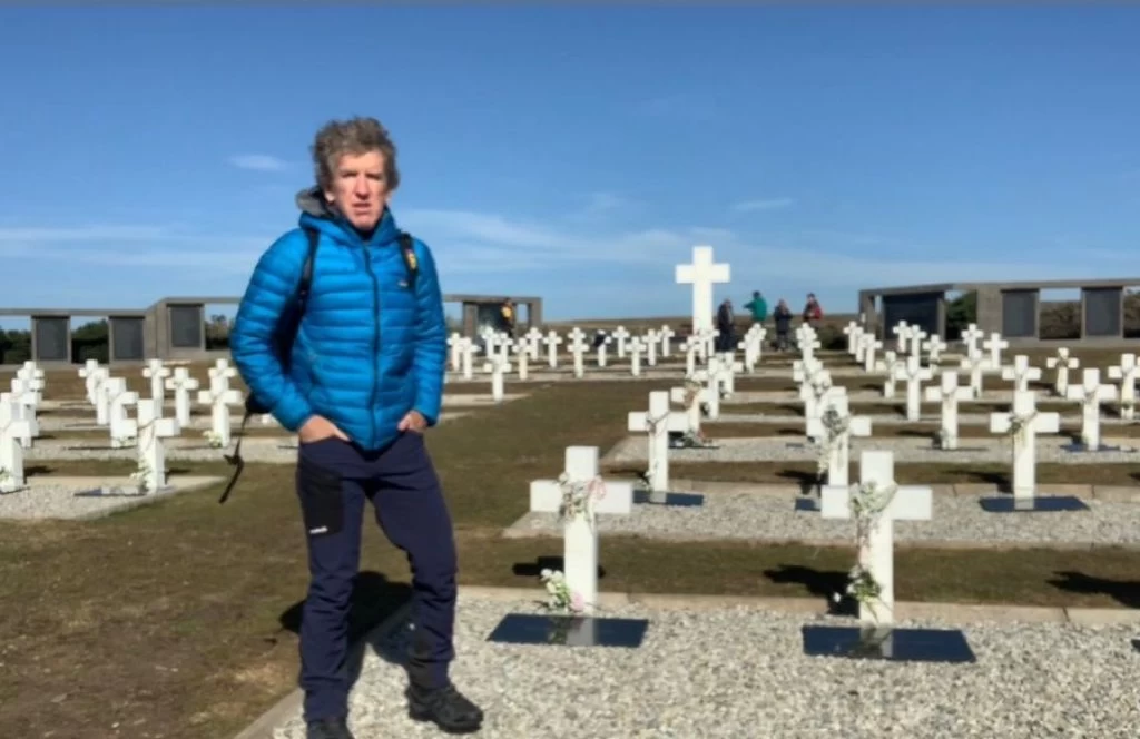 Llevó la Copa a Malvinas como promesa del Mundial: "Siempre quise conocer la tierra donde tantos jóvenes descansan"