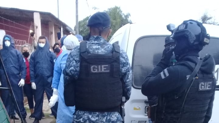 Formosa: denuncian que policías se llevaron por la fuerza a un positivo de Covid y que le “rompieron la puerta de la casa”