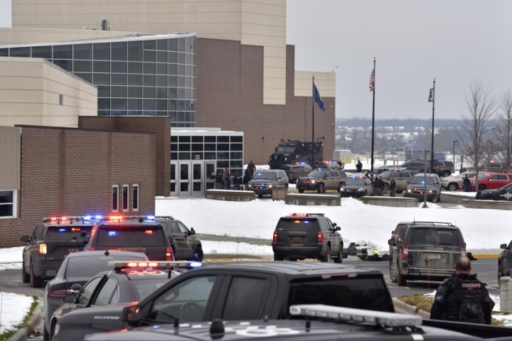 Apuntan contra la portación de armas por el tiroteo en una escuela de Michigan
