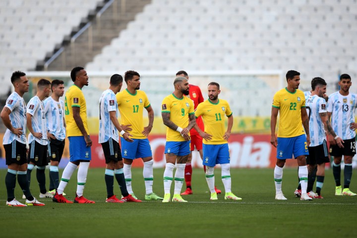 La FIFA decidió que se repita el partido suspendido con Brasil y multó a la Argentina