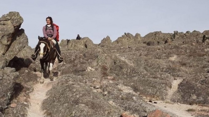 La historia de la enfermera que viajó 10 horas a caballo para vacunar en un lugar a dos mil metros de altura