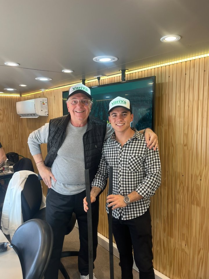 La visita de Facundo López, encargado de Variya, al camión de Radio Rivadavia