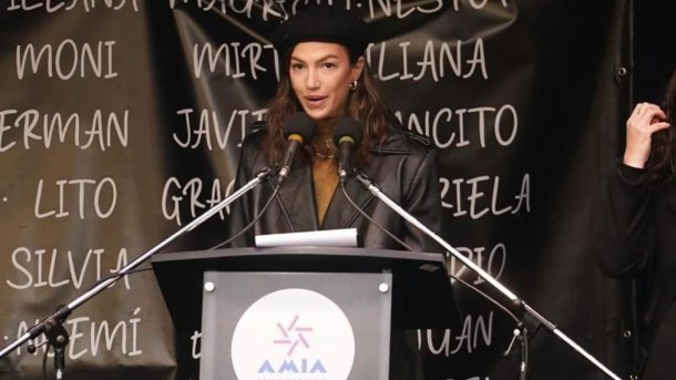 Stefi Roitman nació el día del atentado a la Amia y hoy condujo el acto: "Estoy muy movilizada y agradecida"