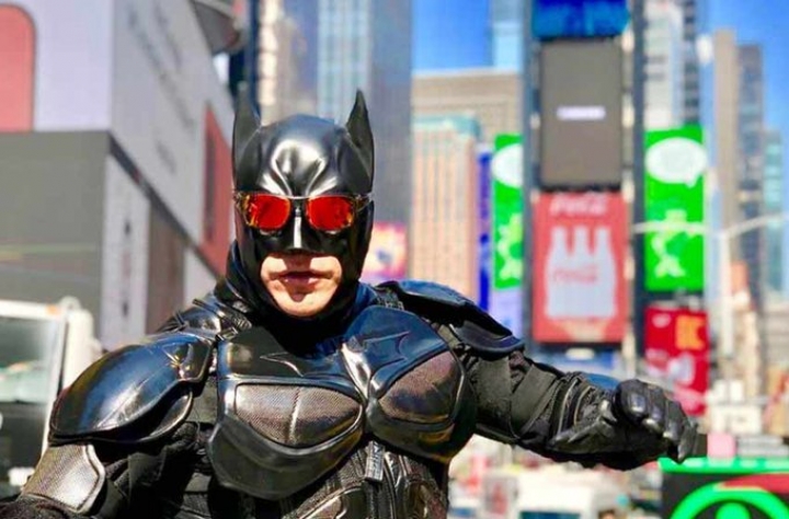 El Batman argentino de Times Square: emigró hacia Estados Unidos en 2016 y asegura que "el peronismo es el villano de la Argentina"