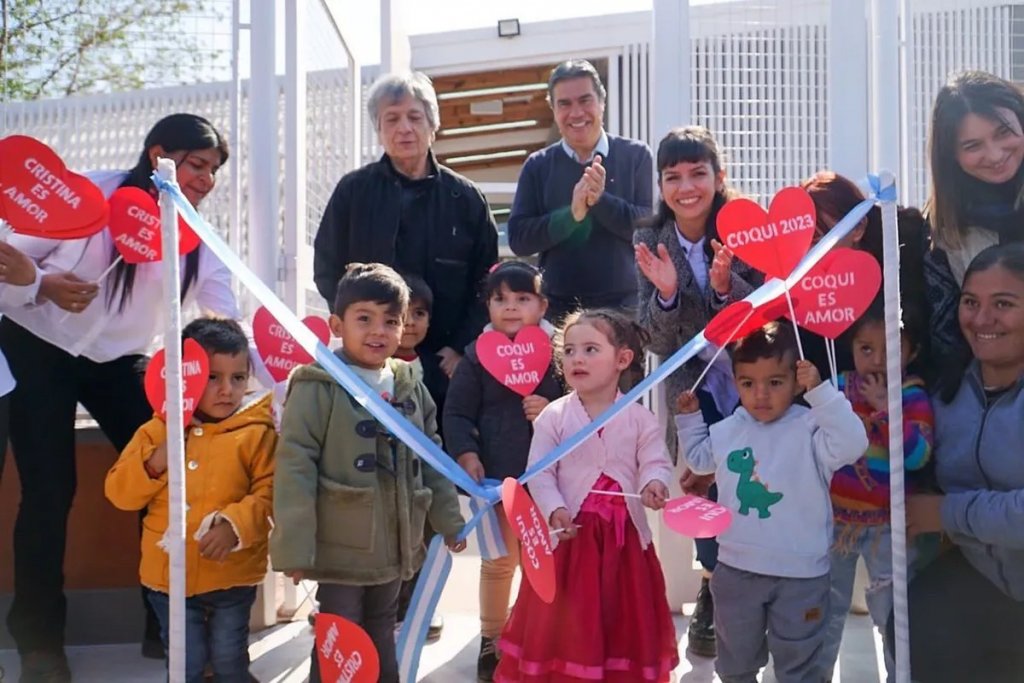 “Cristina es amor” y “Coqui 2023″: los carteles que hicieron sostener a niños de un jardín para recibir a Capitanich