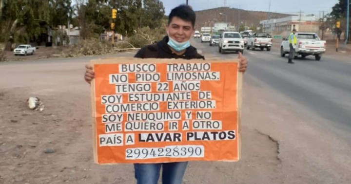 Pide trabajo en una ruta cerca de Vaca Muerta: &quot;No me quiero ir a otro país a lavar platos&quot;