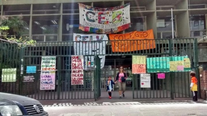 La bronca de la madre de un alumno del Lengüitas: &quot;A partir de la toma mi hijo no va a la escuela&quot;