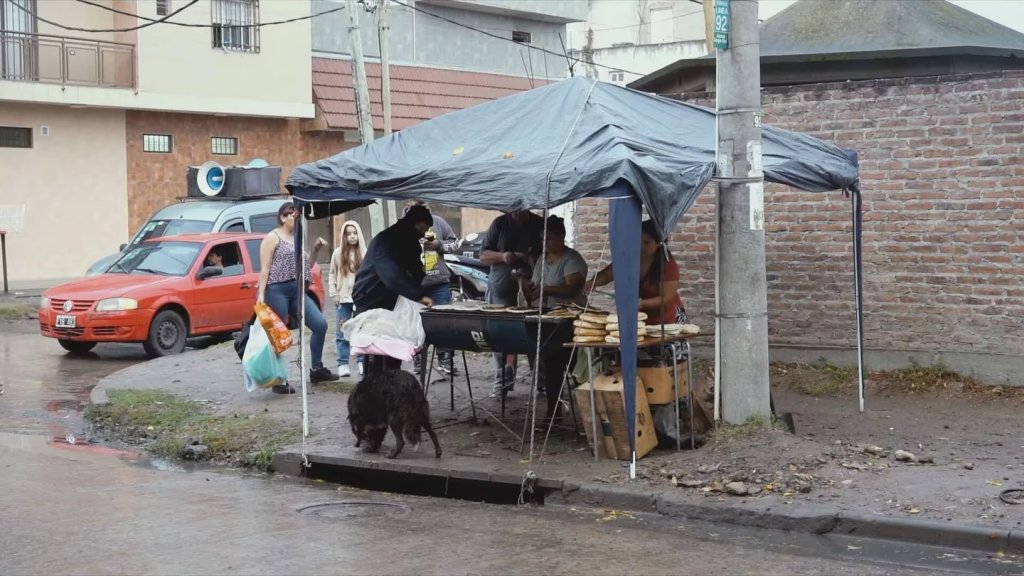 Martin Villagra, vende tortillas en la calle: “Antes era una changa esto, ahora es mi sustento de vida”