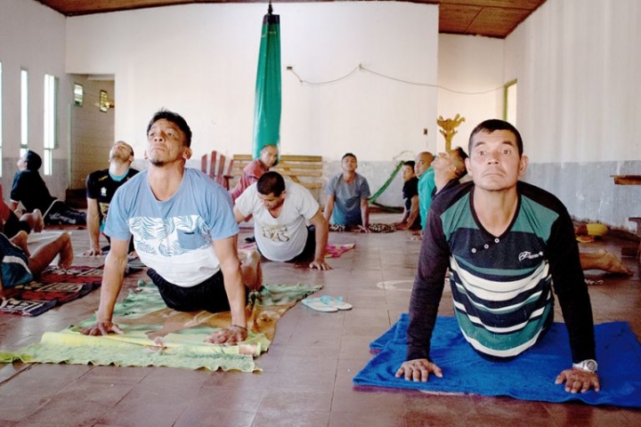 Yoga: el novedoso proyecto para combatir el estrés en el Penal 3 de Eldorado