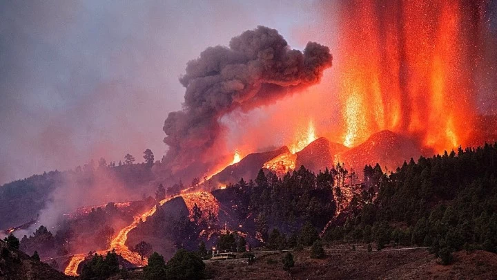 La periodista Cynthia Quintana transmitió las novedades sobre la erupción volcánica en La Palma