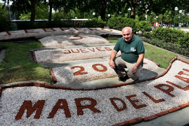 Hugo Perea, el artista que maneja el calendario de la plaza San Martín