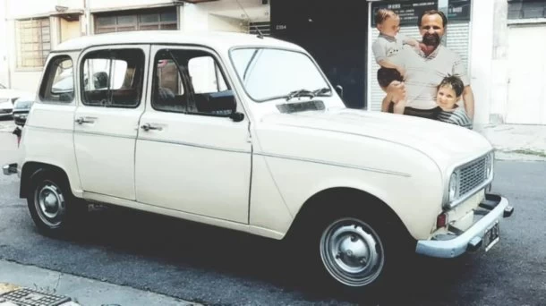 Le regaló a su papá un Reanault 4, que le habían robado hace 30 años, y vivieron un emocionante momento