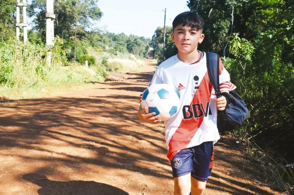 Sueña con jugar en River: Guido, el niño de 9 años que camina 2 kilómetros por día parar entrenar 