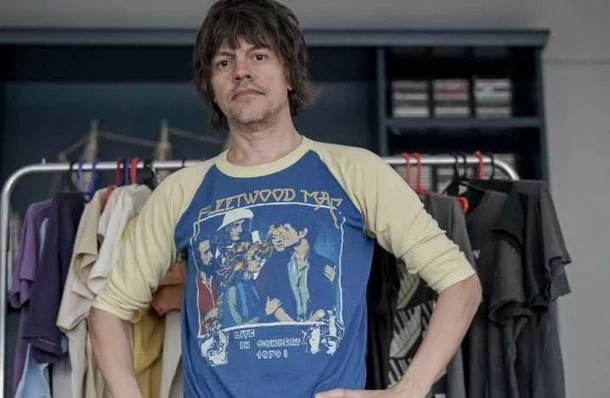 Frankie Langdon, el único coleccionista del país de remeras de los '70 y '80: “Tengo más de 700 remeras y yo las uso”