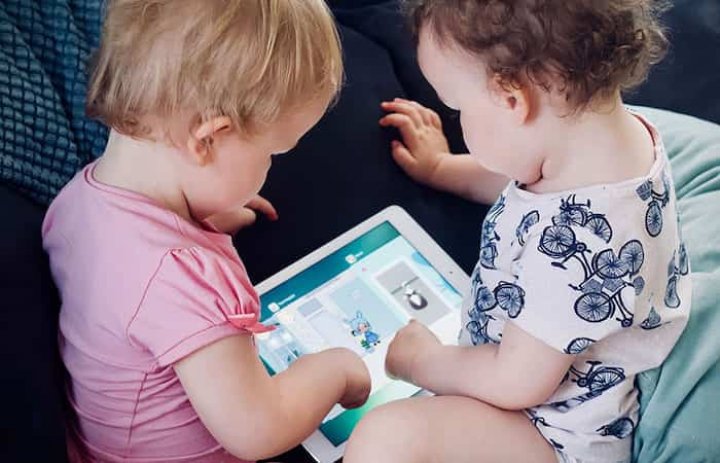 Debate por la utilización temprana de celulares y computadores en los niños