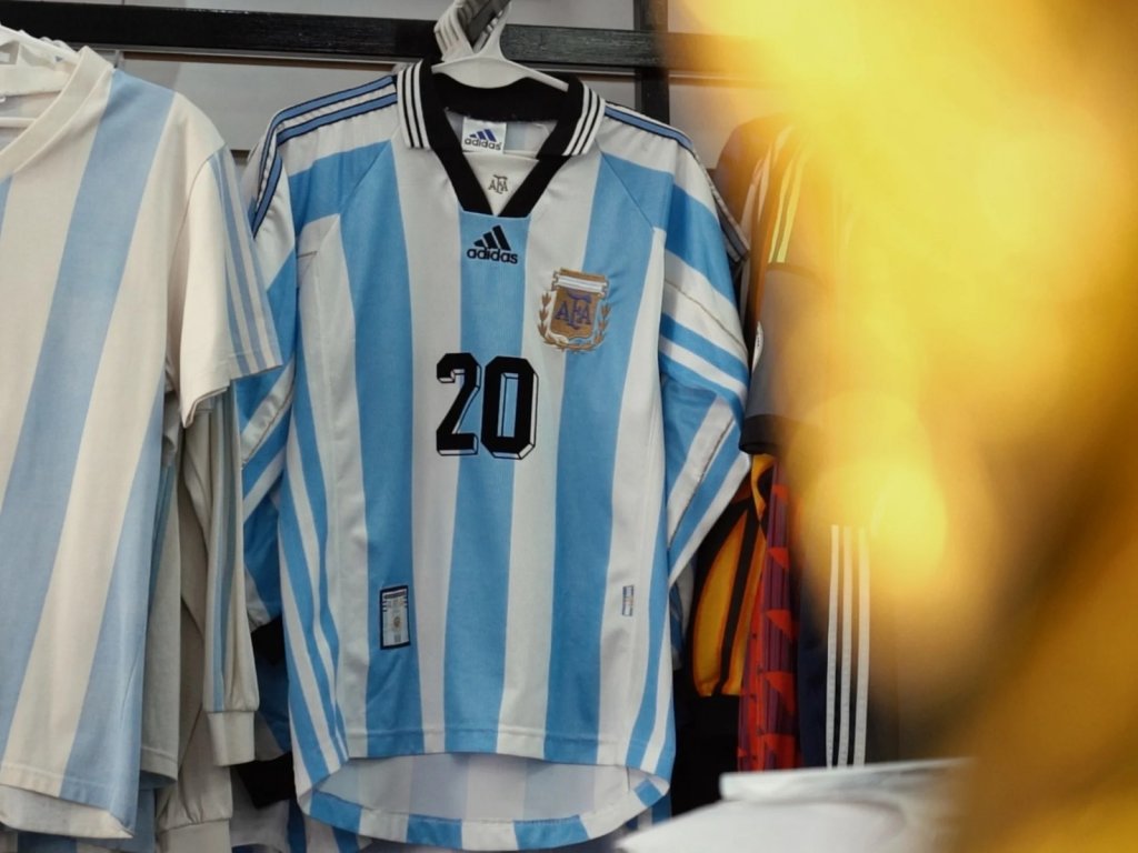 Es médico y es coleccionista de camisetas: “Tengo al menos una camiseta de 3.200 clubes argentinos”
