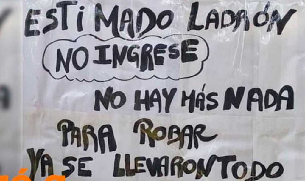 Le dejó un cartel a los delincuentes pidiendo que no les roben más porque ya les sacaron todo