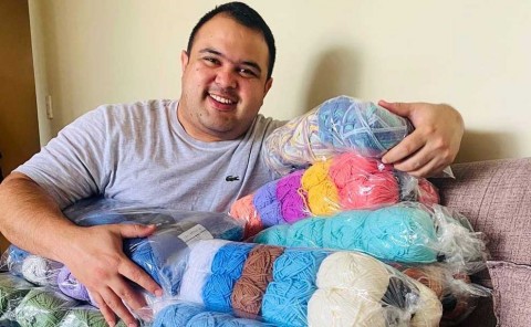 Wilson Realza, enseña crochet y quiere eliminar prejuicios: "Tejer no tiene que ver con la sexualidad"