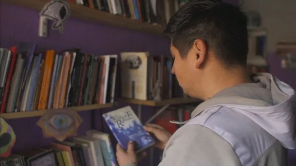 Ayuda del corazón: en sus días libres reparte libros con su bicicleta a los más necesitados