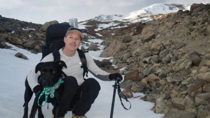Adoptó a un perrito callejero y ahora hacen montañismo juntos