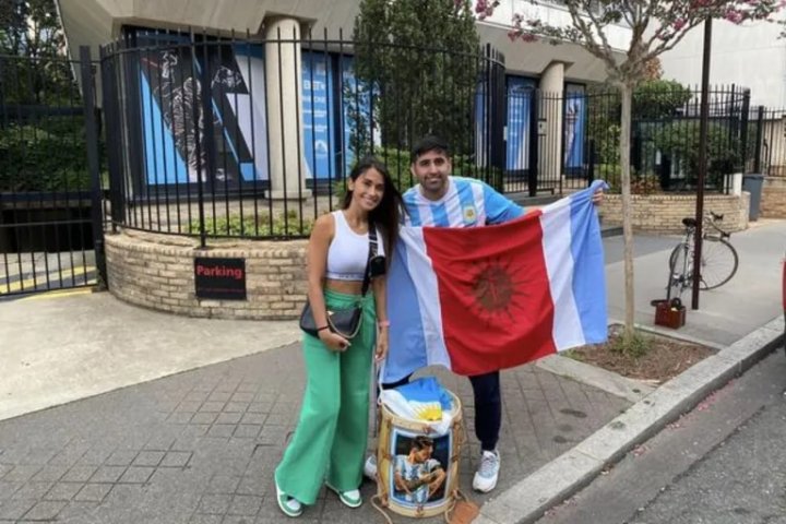 Un peluquero argentino fue a la casa de Messi a llevarle un regalo y lo recibió Antonela Roccuzzo