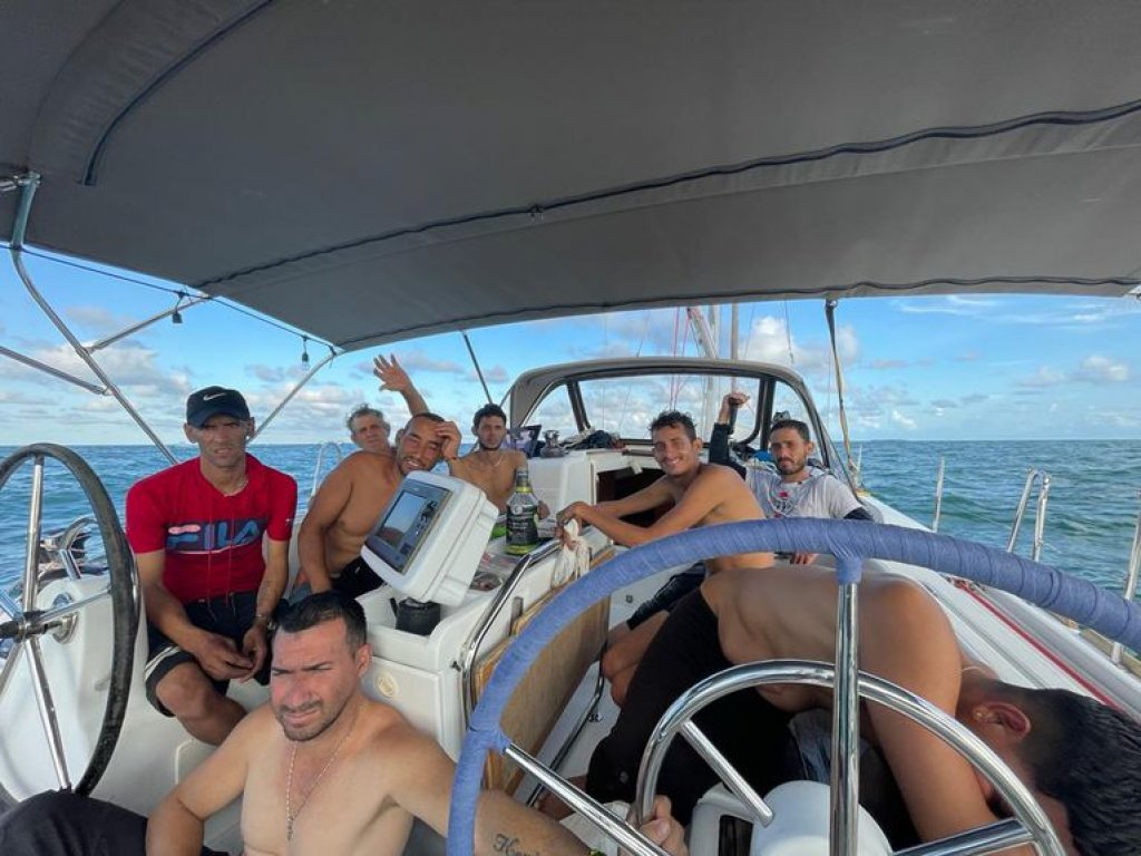 Salieron a navegar y terminaron rescatando a migrantes cubanos que habían naufragado
