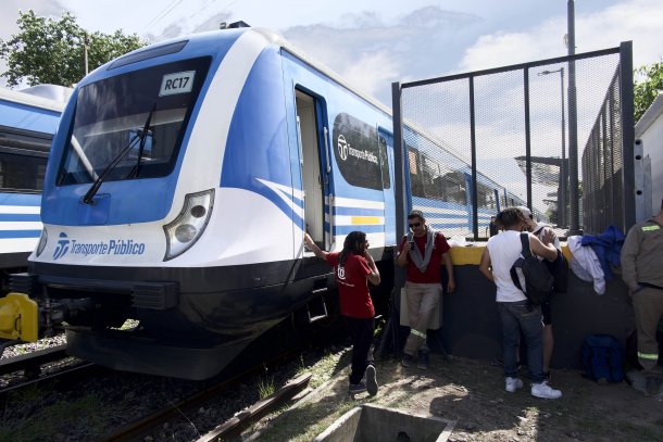 Su hija caminó 25 kilómetros por falta de trenes: "Su estado era terrible y tenía los pies totalmente ampollados"
