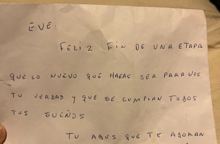 Aprobó la tesis y encontró mensaje de su abuelo fallecido hace seis años: &quot;Él quiso estar presente en este momento importante para mí&quot;